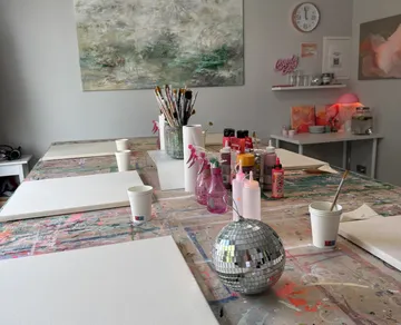 Kunststudioeinrichtung mit Farben und Pinseln.