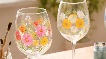Bemalte Weingläser mit Blumendesigns.