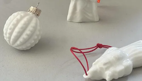 Keramikornamente liegen auf einem Tisch.