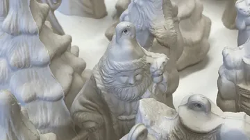 Keramik-Weihnachtsmann und Bäume ausgestellt.