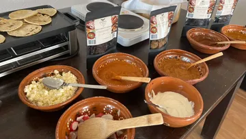 Verschiedene mexikanische Soßen auf Tischplatte.