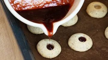 Marmelade in Kekse auf Blech gegossen.