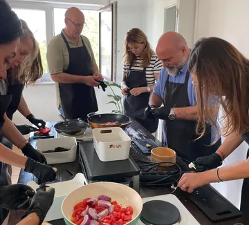 Menschen kochen gemeinsam in einer Küche.