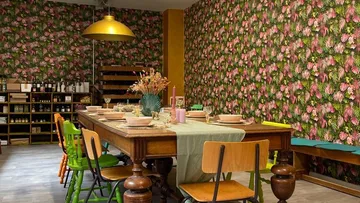 Esstisch in einem bunten, floralen Raum.