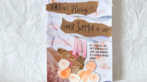 Kunstwerk: Text und Muscheln auf zerknittertem Papier.