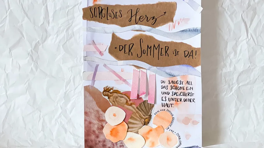Kunstwerk: Text und Muscheln auf zerknittertem Papier.