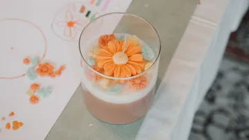 Blumenkerze auf einem Tisch mit Papier.
