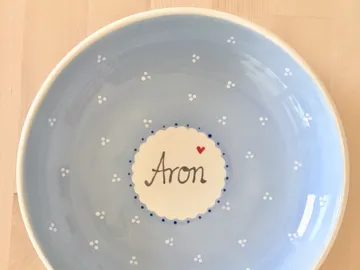 Blue plate with the name 'Aron' and small hearts.