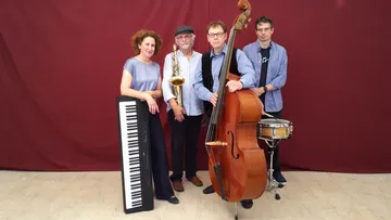 Musiker mit Instrumenten vor bordeauxrotem Hintergrund.