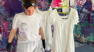 Frau malt in einem Atelier.