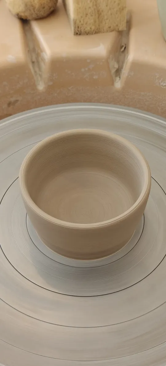 Tonschale auf Töpferscheibe, Studio-Umgebung.