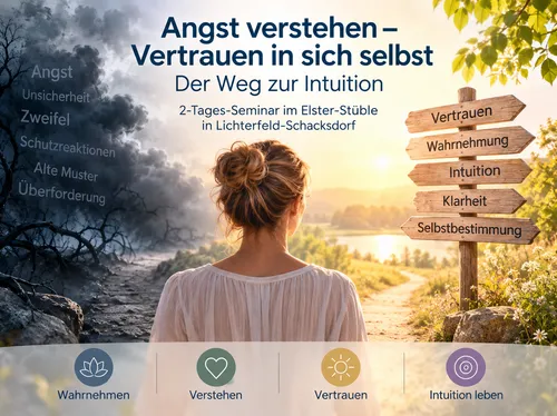Frau betrachtet Wegweiser in sonniger Natur.