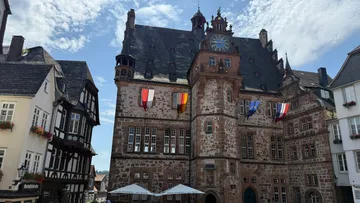 Historisches Gebäude mit Flaggen unter blauem Himmel.
