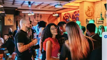 Menschen sozialisieren sich bei lebhafter Party.
