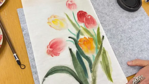 Aquarelltulpen auf Papier, Holztisch.