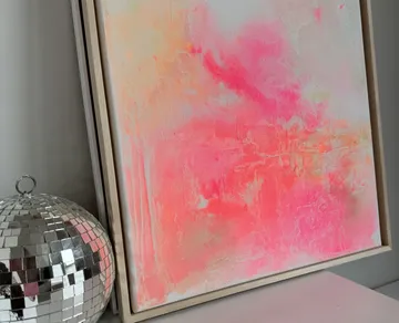 Abstraktes Gemälde neben reflektierender Discokugel.
