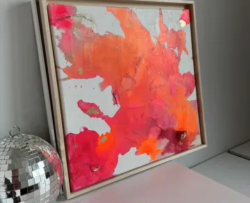 Abstraktes Gemälde mit lebhaften Farben an Wand.
