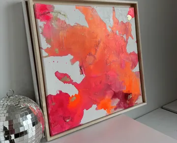 Lebendiges abstraktes Gemälde an einer Wand.