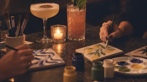 Shake & Paint: Cocktailkurs & kreativer Malabend in München