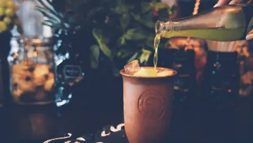 Grünes Getränk in Keramikbecher, Innenaufnahme.