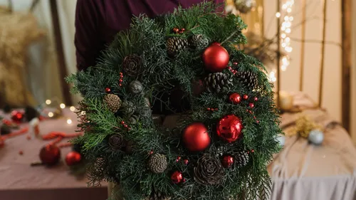 Adventskranzbinden in München mit Trockenblumen