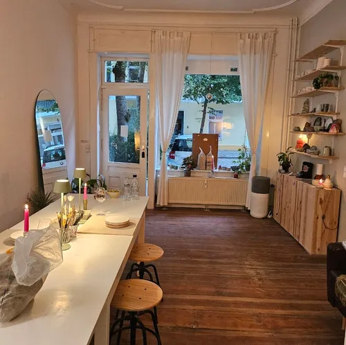 Sip & Clay in Berlin: Töpfern mit Wein