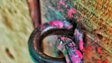 Metallring auf Holzoberfläche bemalt.