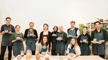Gruppe hält Keramik in einem Studio.