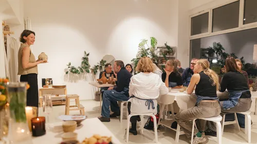 Frau präsentiert aufmerksamem Publikum im Workshop.