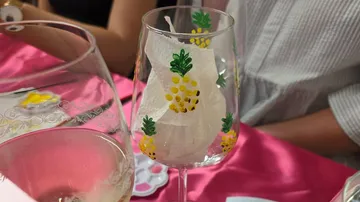 Glas mit Ananasmotiv, Tischgedeck.