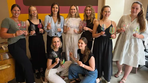 Weinglas bemalen bei Drinks und Beats in Köln