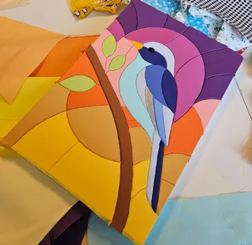 Bunte Vogelkunst auf Stoffstücken Hintergrund.