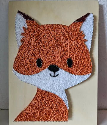 Fadenkunst-Fuchs auf Holzbrett.