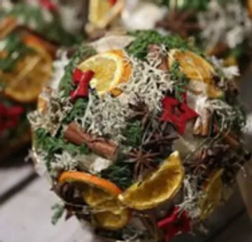 Dekorative Kugel mit Gewürzen und Trockenfrüchten.