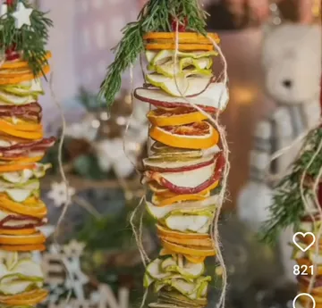 Getrocknete Fruchtscheiben als Dekoration hängend.