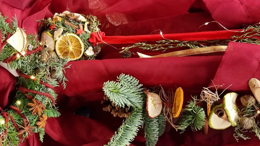 Festlicher Kranz mit getrockneten Früchten und Gewürzen.