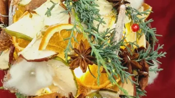 Kugel mit getrocknetem Obst und Kräutern.