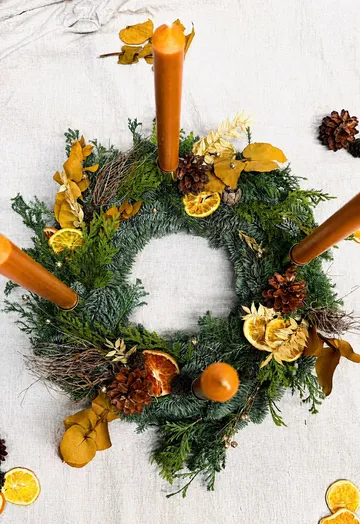 Wreath with candles and dried leaves.