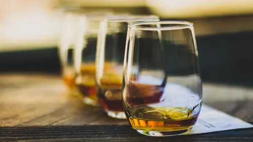 Whiskygläser auf einer Holzoberfläche.