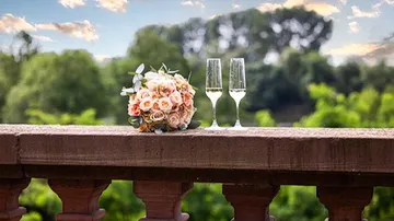 Blumenstrauß und Sekt auf Balkon, Sonnenuntergang