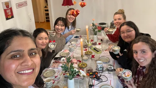 Gruppe von Frauen genießen Tee am Tisch.