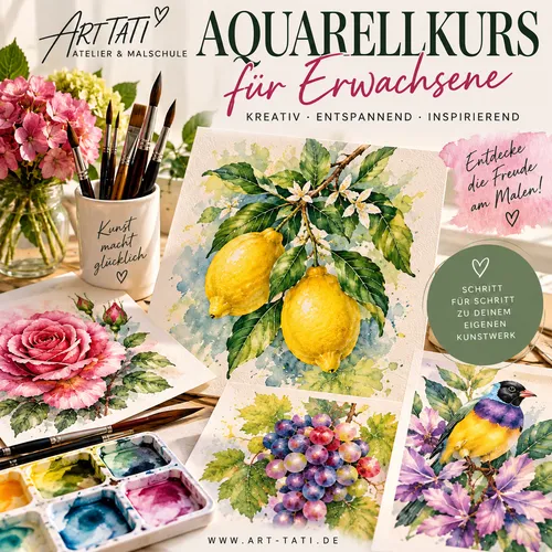 Aquarellbilder auf Tisch, Pinsel daneben.