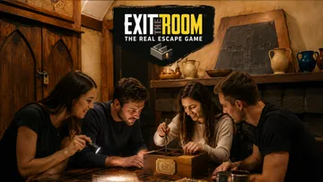 Gruppe erkundet Puzzlebox in gemütlichem Raum.