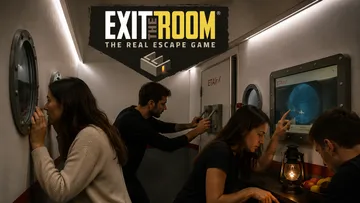 Menschen lösen Rätsel in einem Escape Room.