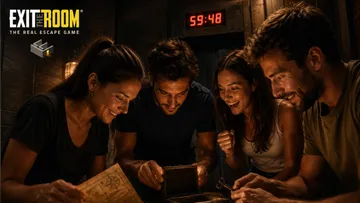 Gruppe löst Rätsel im Escape Room.