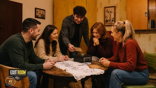 Gruppe löst Puzzle in gemütlichem Raum.