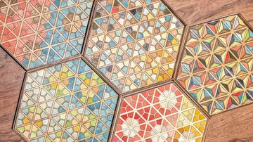 Hexagonale Fliesen mit bunten geometrischen Mustern.