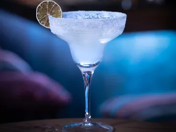 Ein gefrorener Cocktail steht auf einem Tisch in einer Bar.