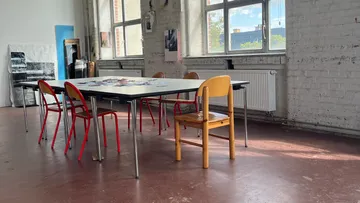 Stühle und Tisch in einem Kunstatelier.