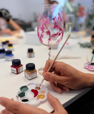Hand bemalt Glas mit Blumendesign.